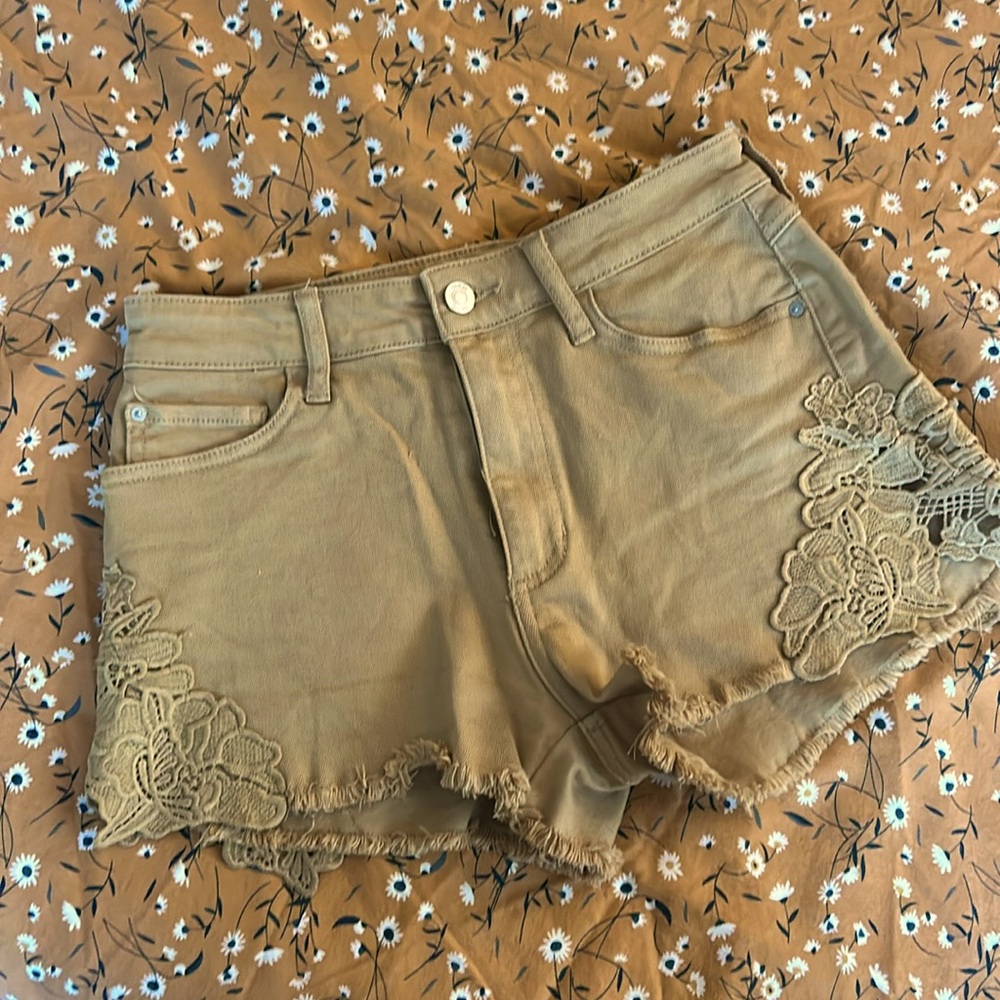 Adorable kaki shorts from Guess
